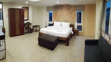 Deluxe Executive Suite | In-room safe, desk, laptop workspace, free WiFi