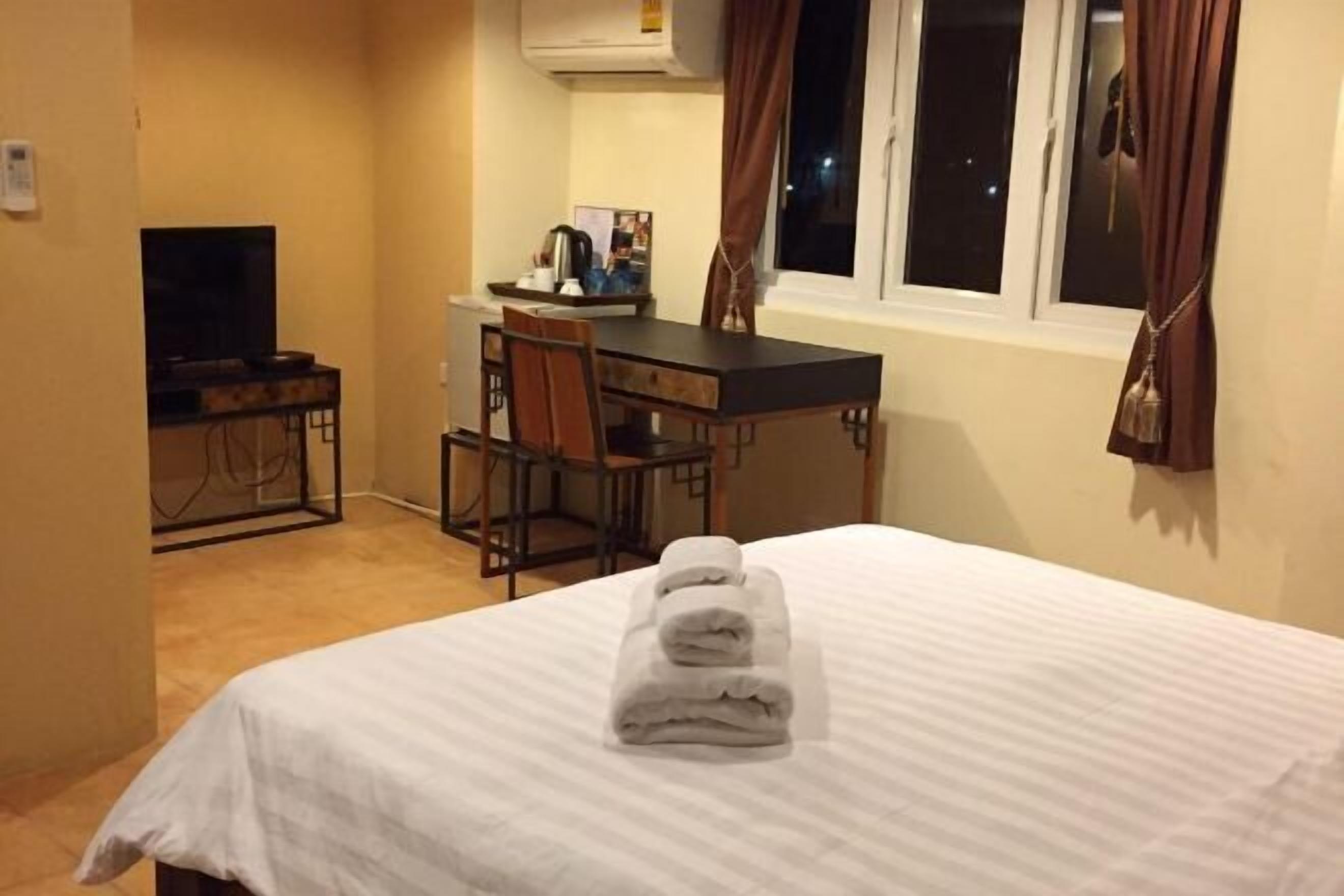 In-room safe, desk, laptop workspace, free WiFi