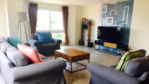 Deluxe Executive Suite | Oppholdsområde | Flatskjerm-TV