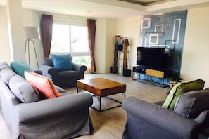 Deluxe Executive Suite | Living area | Flat-screen TV - Arcadia Maephim Serviced Apartment (Klaeng)