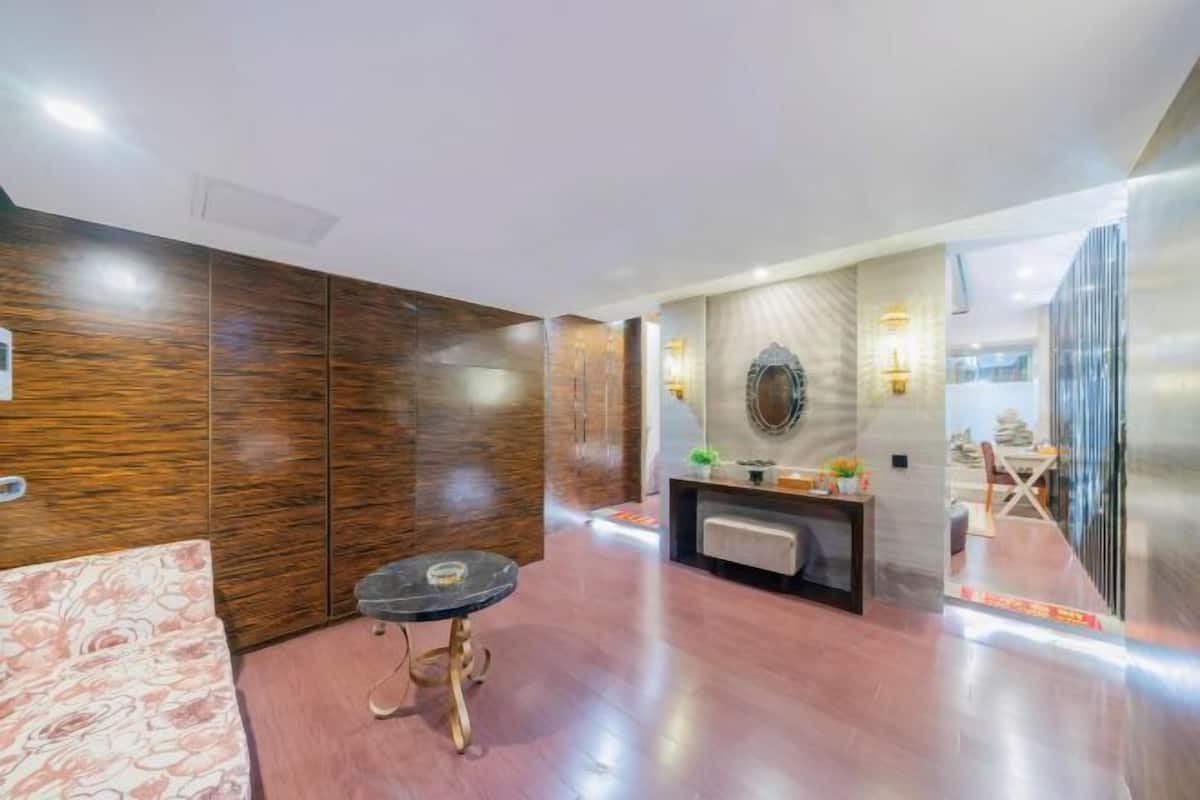 Una scrivania, tende oscuranti, Wi-Fi gratuito