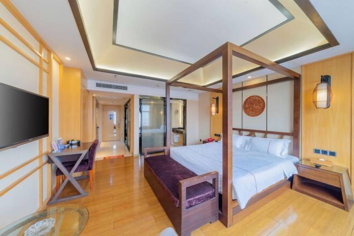 デスク、遮光カーテン、WiFi (無料)