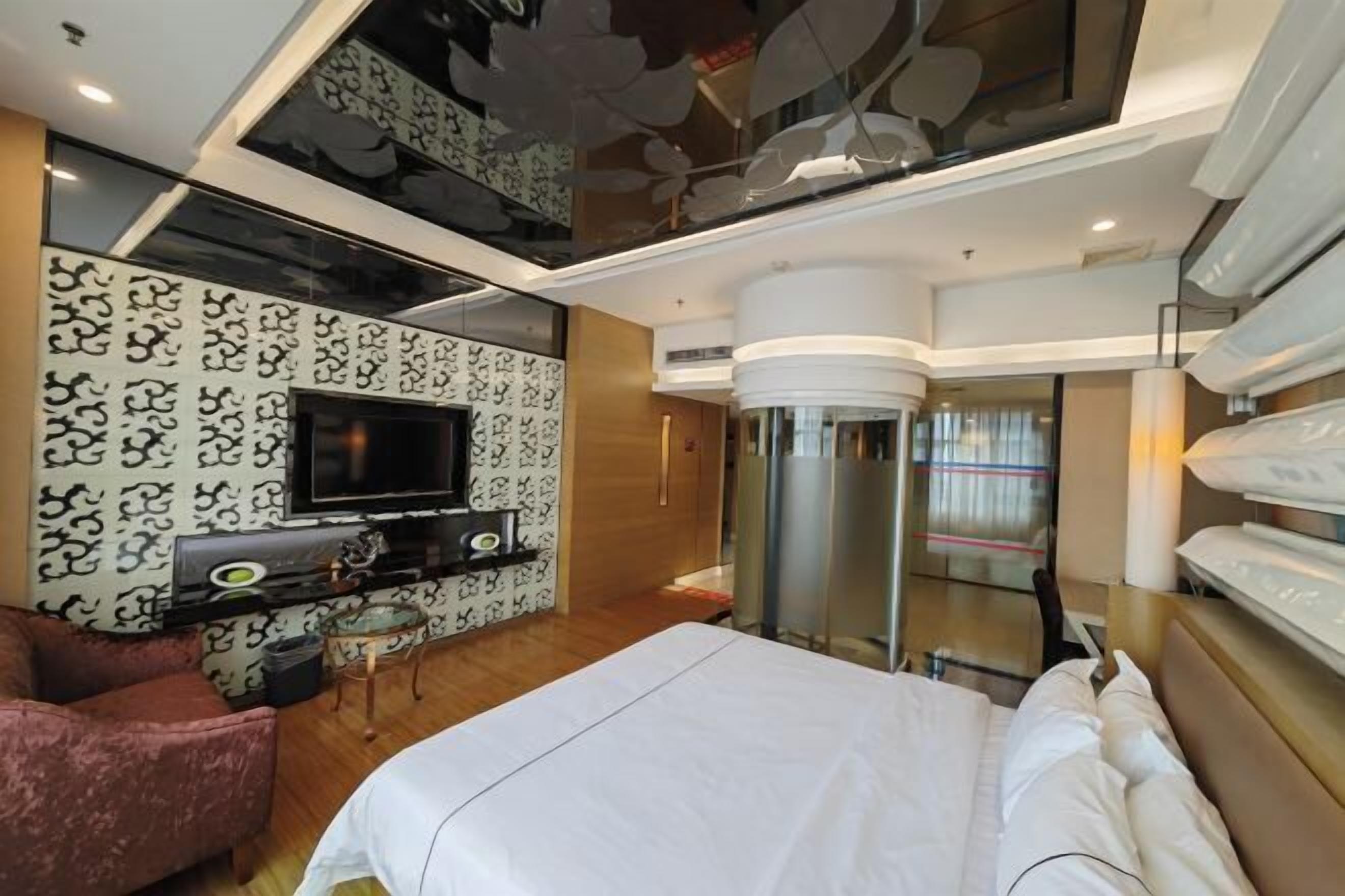 Desk, blackout curtains, free WiFi