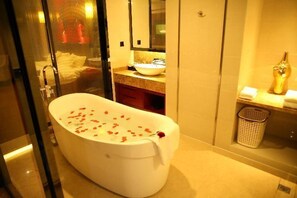 Shower, free toiletries, slippers, towels - Donghui Hotel (Dongguan)