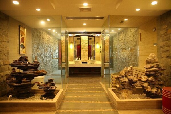 Bathroom | Shower, free toiletries, slippers, towels - Donghui Hotel (Dongguan)
