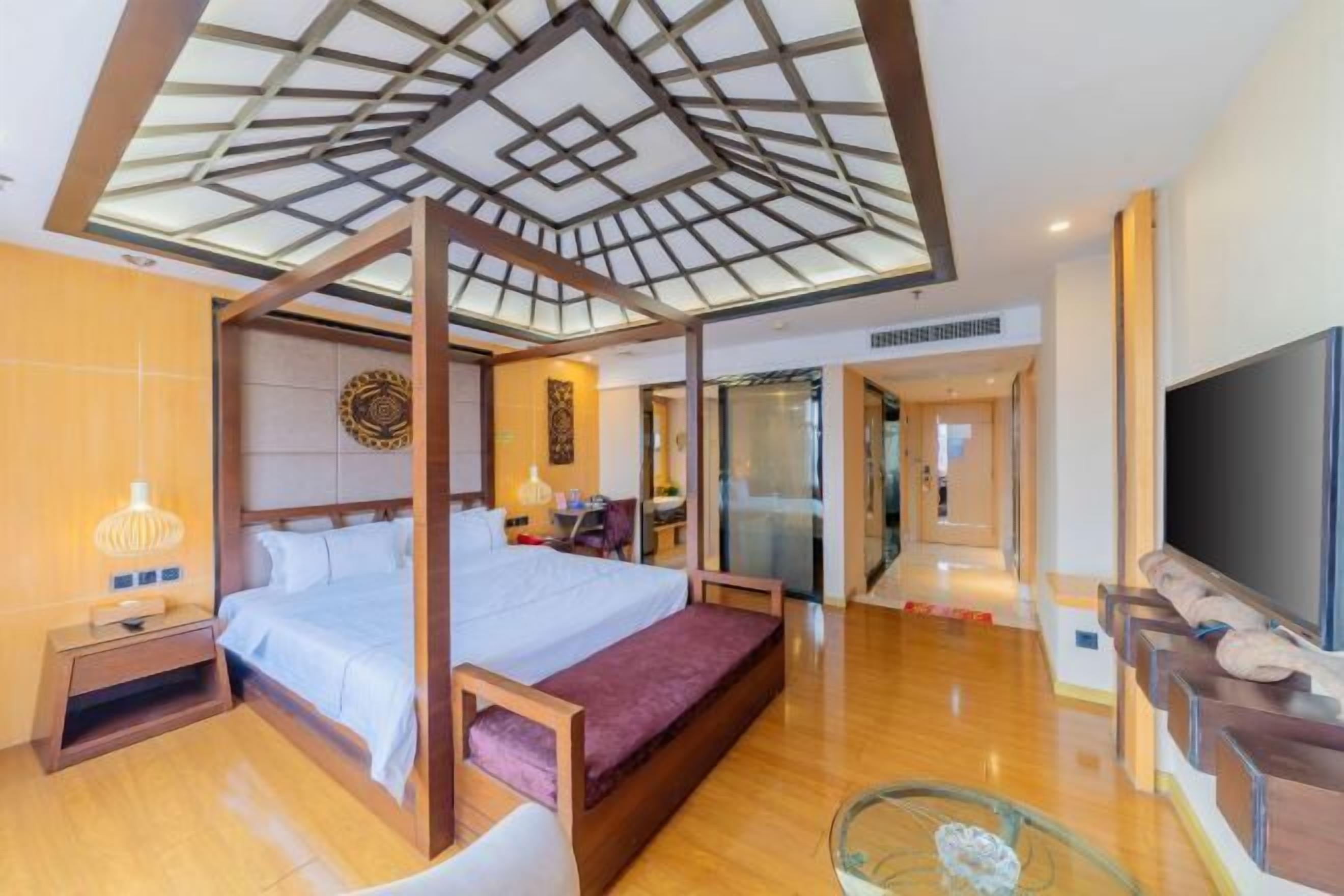 Desk, blackout curtains, free WiFi