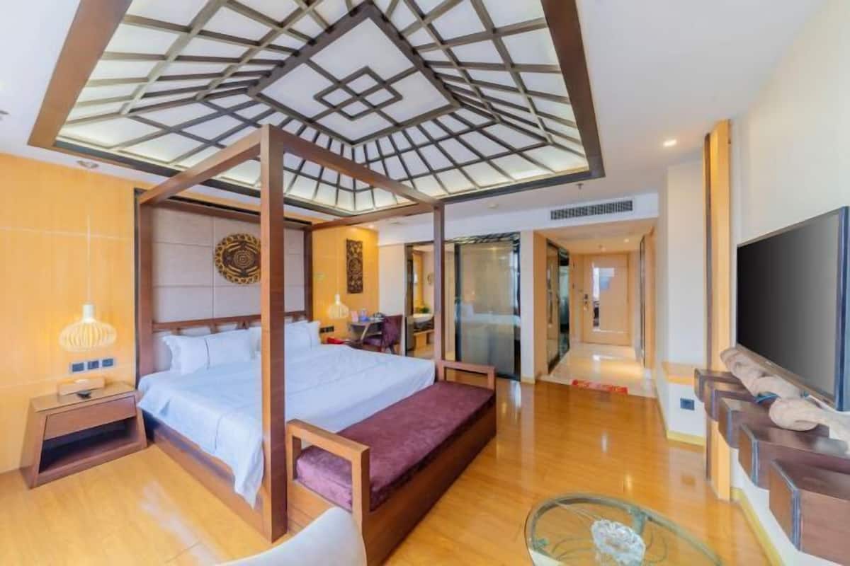 Desk, blackout curtains, free WiFi