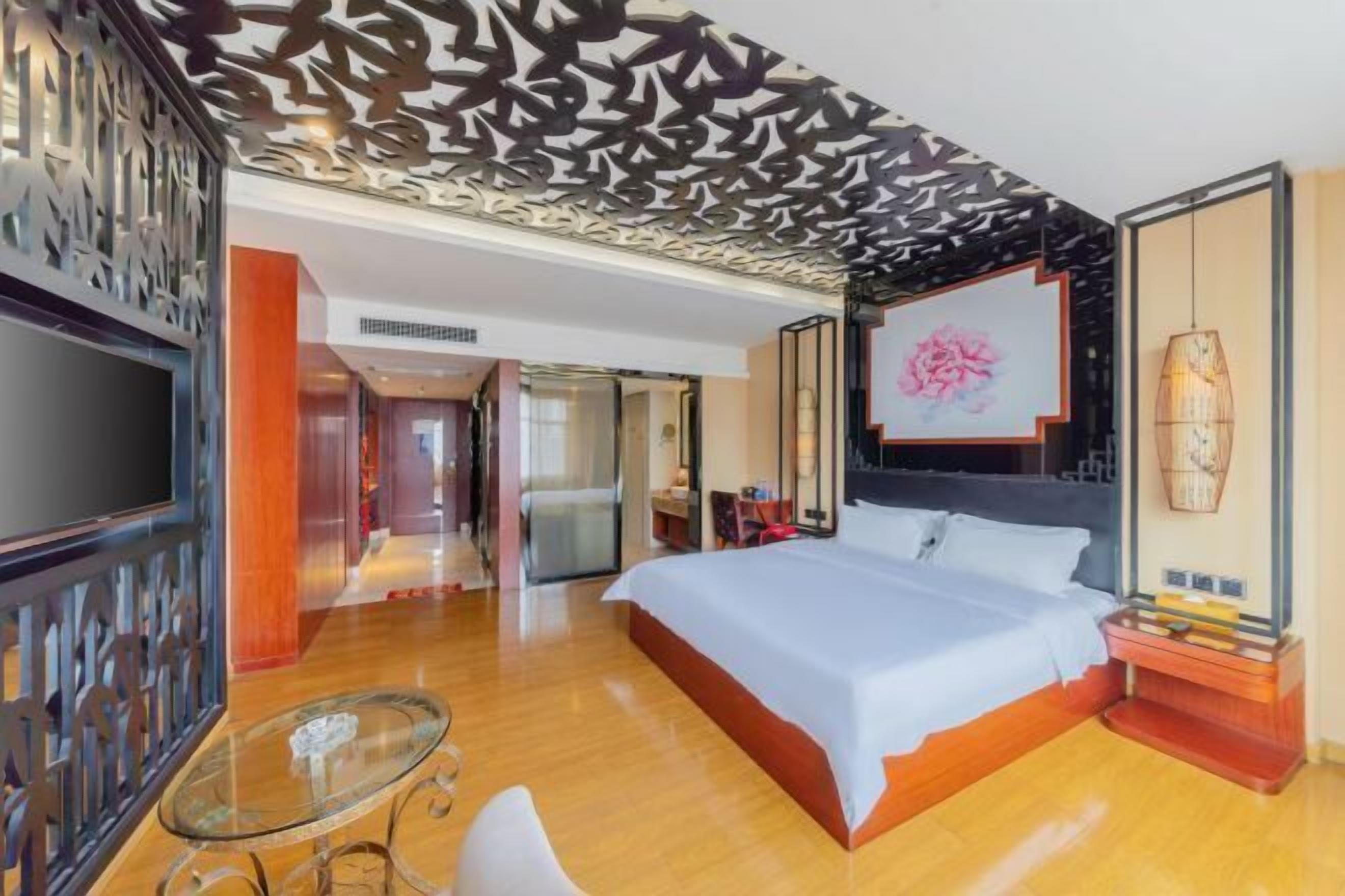 Desk, blackout curtains, free WiFi