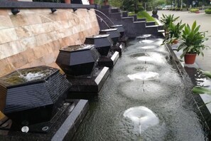 A water feature with multiple tiers and a long, narrow pool. - Donghui Hotel (Dongguan)