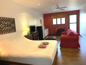 Studio Room with Balcony  | セーフティボックス (室内)、客室ごとに異なる装飾、客室ごとに異なるインテリア、遮光カーテン