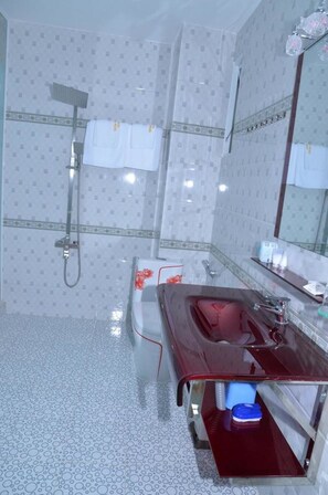 Shower, free toiletries, slippers, towels - Pink Pearl Hotel (Phu Quoc)