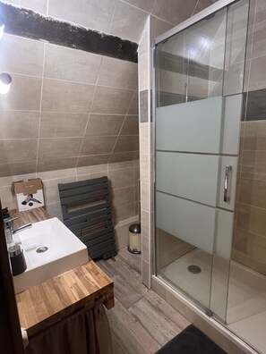 Classic House, Ensuite, Courtyard View (Le Relais) | Bathroom - Gites de Warincthun (Audinghen)