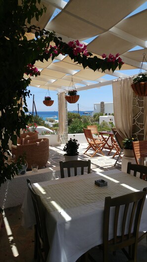 每日供應當地料理早餐 (每人 EUR10)