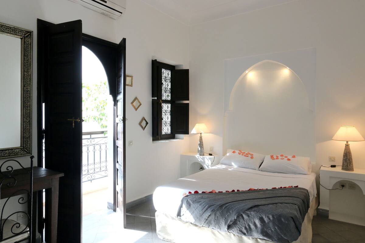 舒适套房 | 高档床上用品、客房内保险箱、特色装修、特色家居