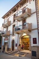 Facciata della struttura - sera/notte