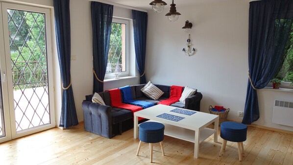 Comfort Villa, 3 Bedrooms, Non Smoking, Lake View | Living room