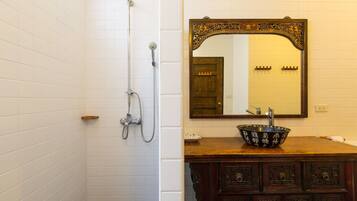 Room | Bathroom | Free toiletries, hair dryer, slippers, towels