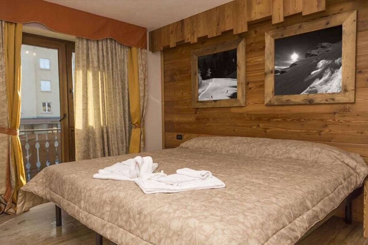 In-room safe, blackout curtains, free WiFi, bed sheets