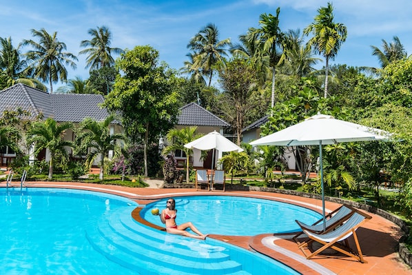 Außenpool, Sonnenschirme, Liegestühle