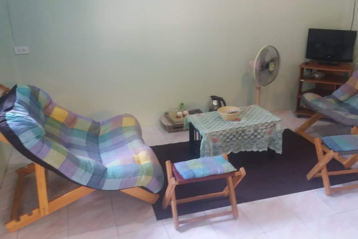 Studio | 1 bedroom, in-room safe, free WiFi, bed sheets
