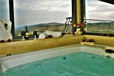 Separate bathtub and shower, jetted bath, free toiletries, hair dryer. Ayelet Ahavim Hotel