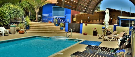 Piscine extérieure, chaises longues