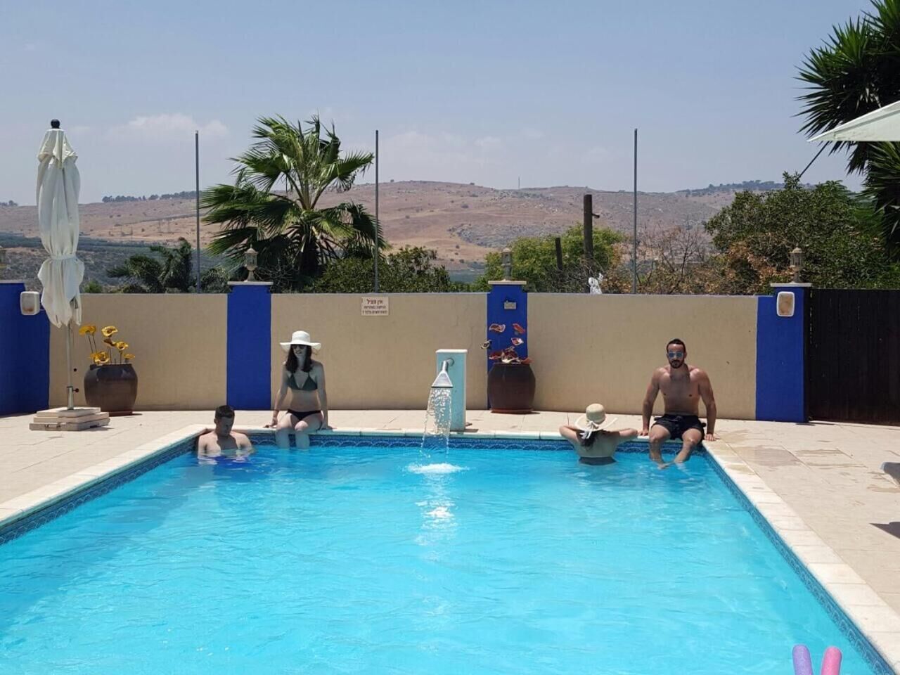 Una piscina al aire libre, tumbonas