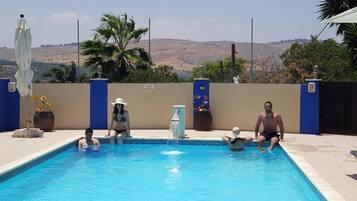 Hồ bơi ngoài trời, ghế dài tắm nắng