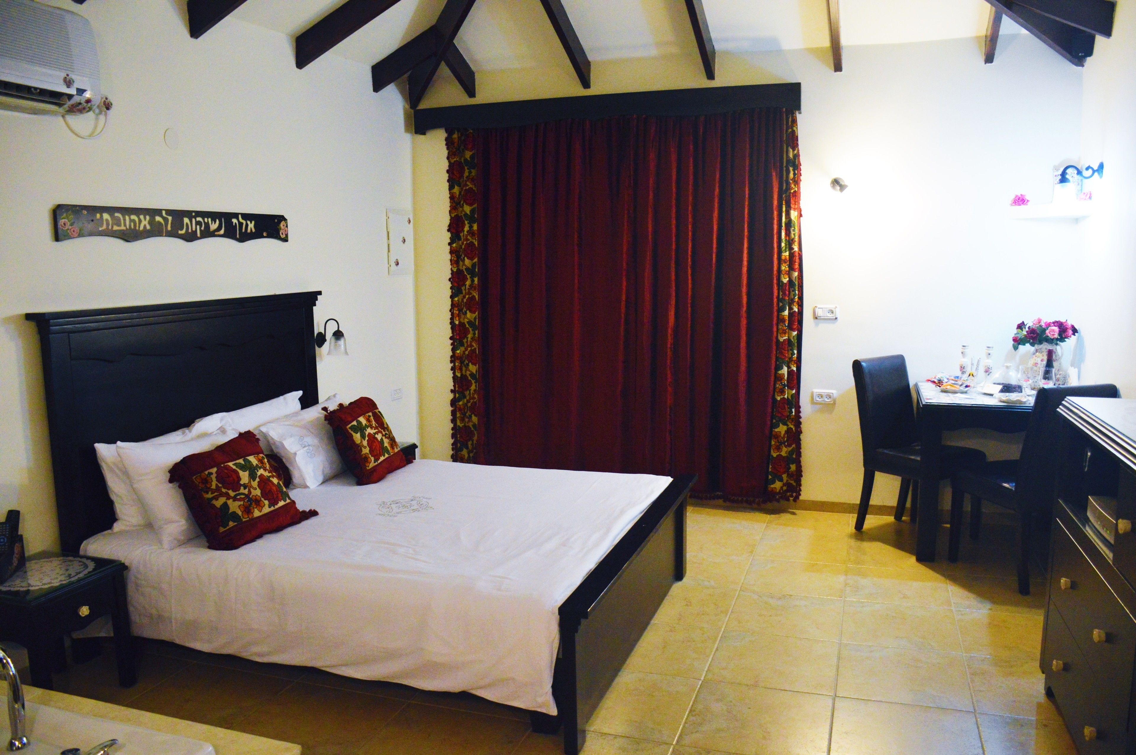 Una habitación de hotel con una cama, un escritorio y una silla.