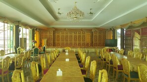 Bữa sáng đặc sản địa phương hàng ngày (180.00 THB/mỗi người)