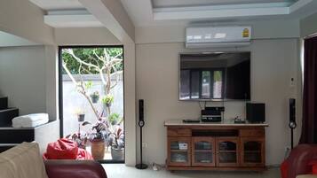 4 Bedroom House | Living area