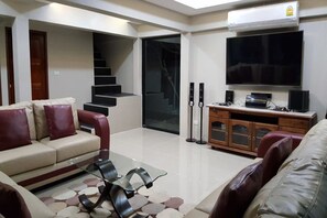 Casa, 4 habitaciones | Sala de estar | Televisión de pantalla plana 
