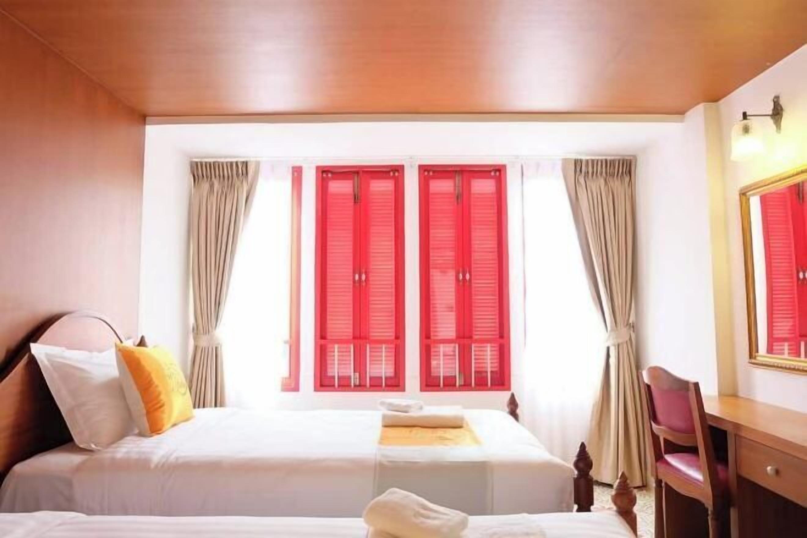 Schreibtisch, schallisolierte Zimmer, Zustellbetten, kostenloses WLAN