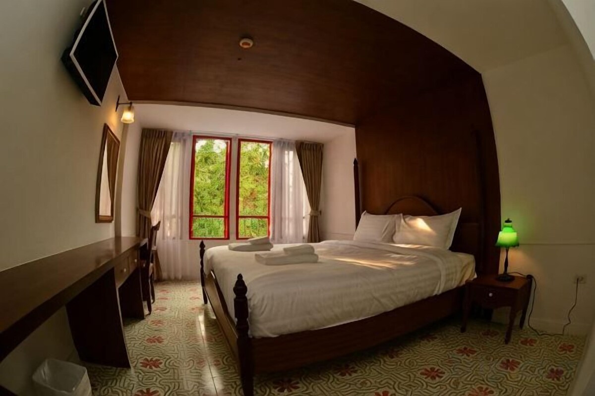 Desk, soundproofing, rollaway beds (surcharge), WiFi (free)