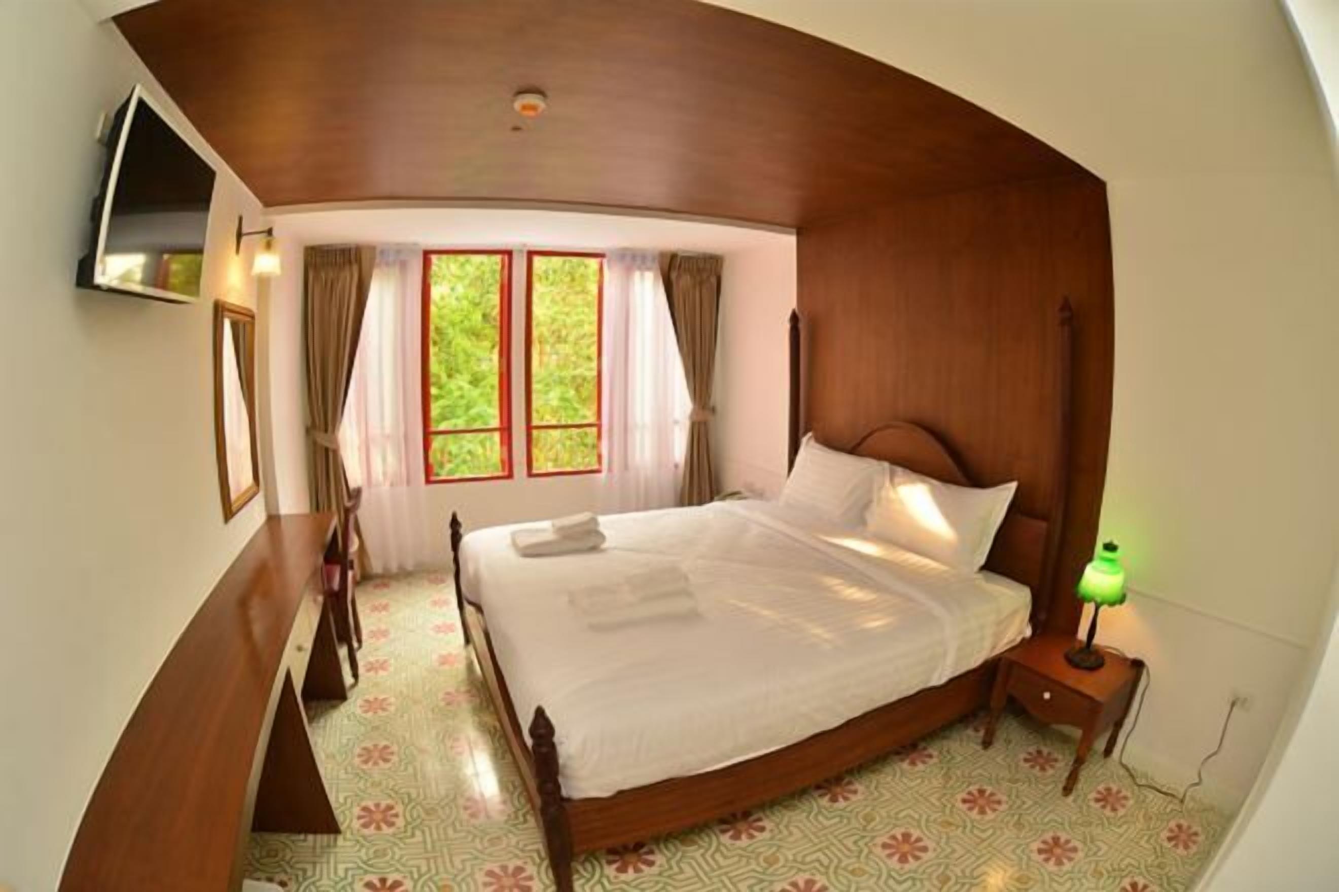 Schreibtisch, schallisolierte Zimmer, Zustellbetten, kostenloses WLAN