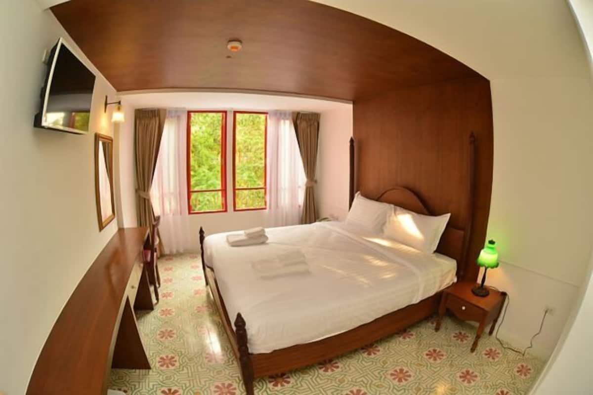 Schreibtisch, schallisolierte Zimmer, Zustellbetten, kostenloses WLAN