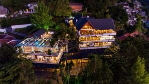 Fachada de la propiedad por la tarde o noche