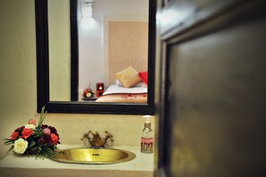 Shower, free toiletries, hair dryer, towels - Dar Nossa (Marrakech)