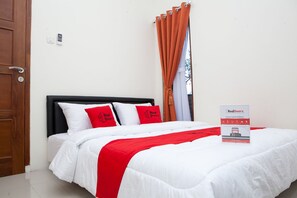 Double Room | Blackout drapes, free WiFi - RedDoorz @ Pasir Luyu Buahbatu (Bandung)