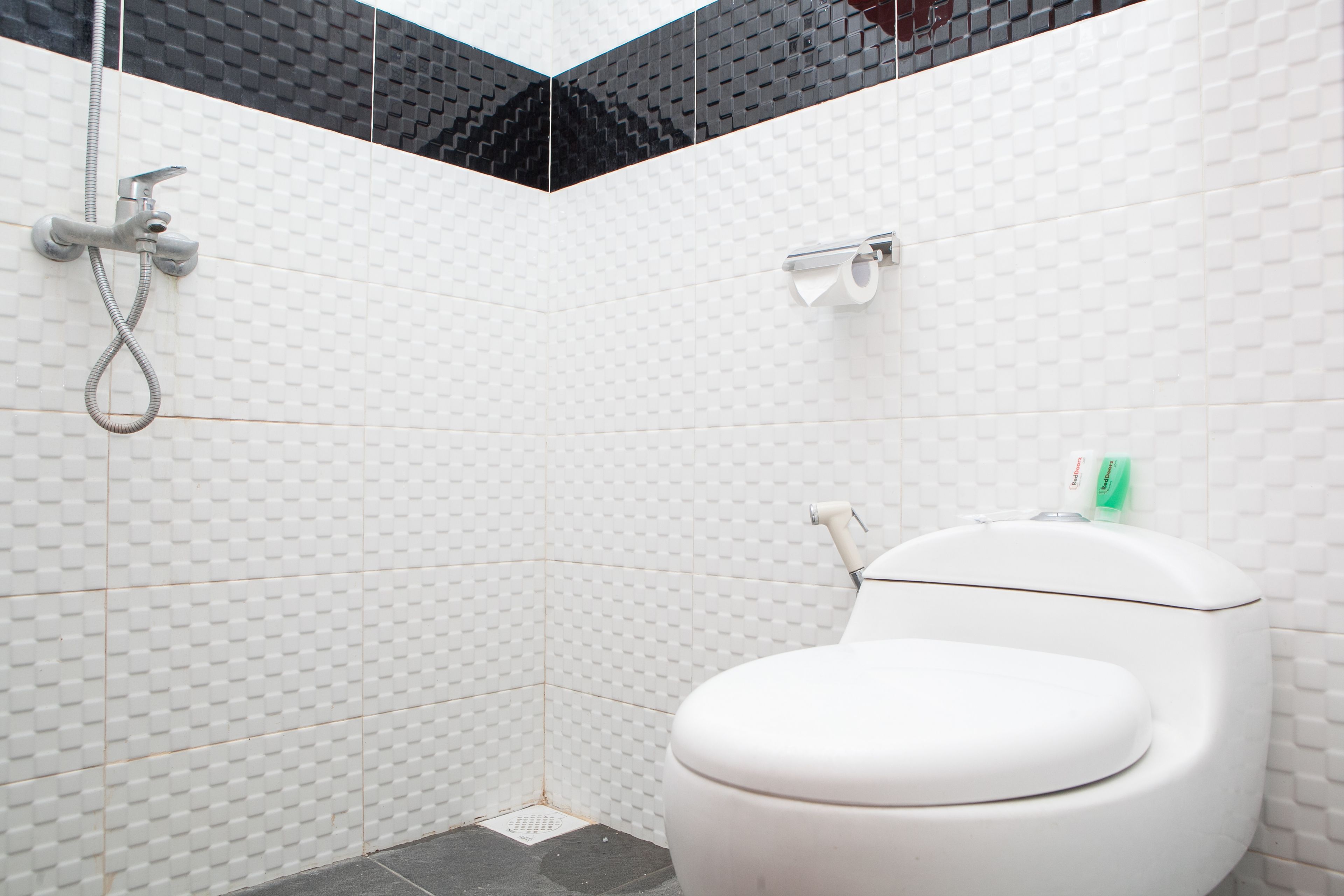 Double Room | Bathroom | Shower, free toiletries, towels