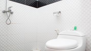 Double Room | Bathroom | Shower, free toiletries, towels