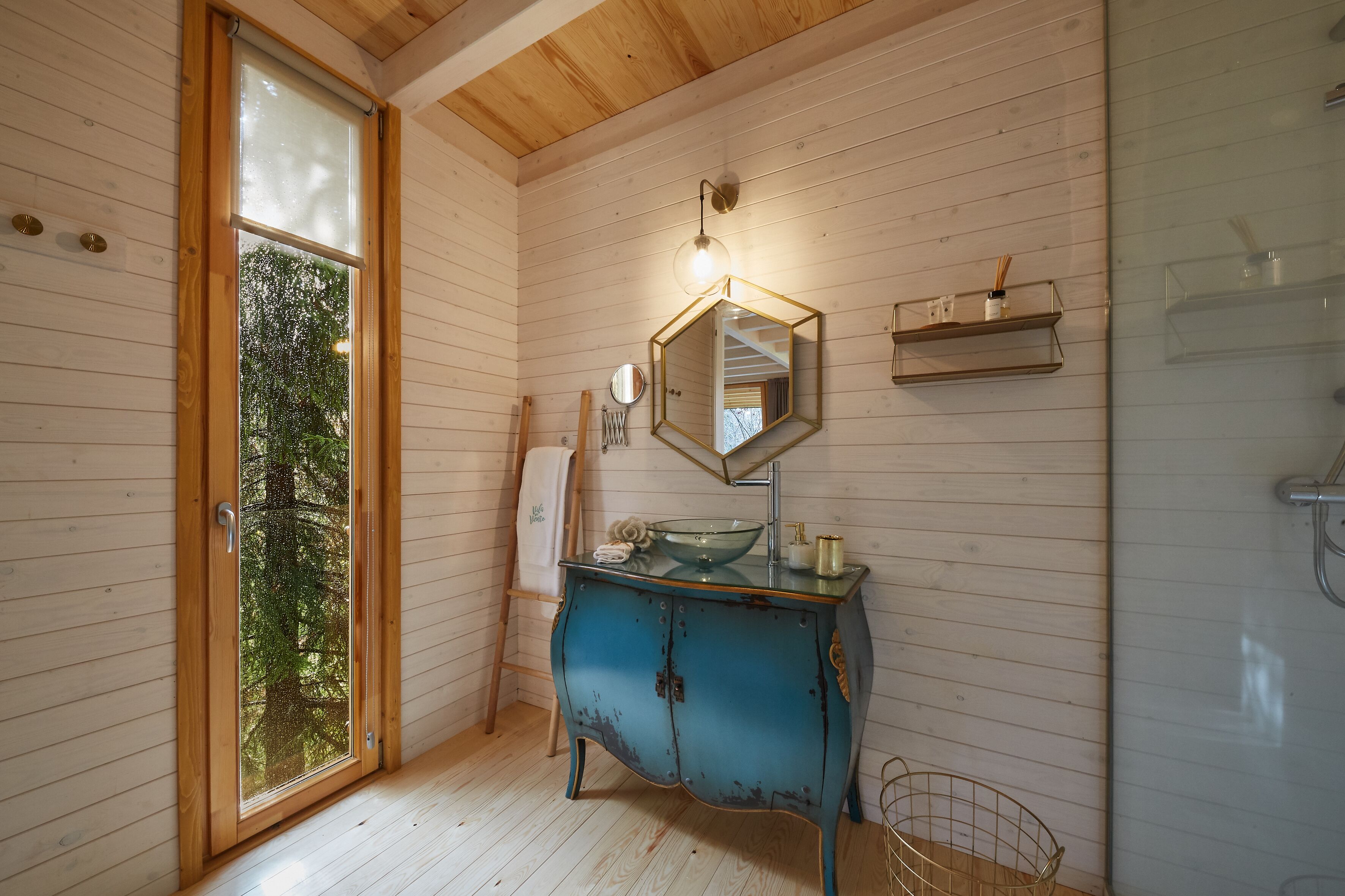 Cabaña de las Palmeras | Bathroom | Hair dryer, towels, soap, shampoo