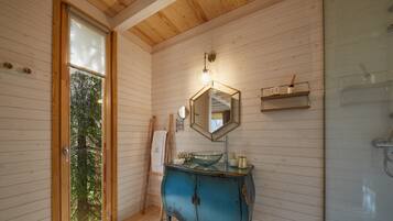 Cabaña de las Palmeras | Bathroom | Hair dryer, towels, soap, shampoo