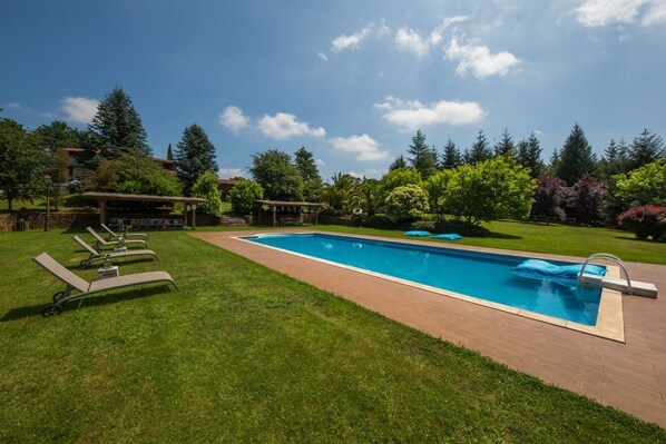 Piscine extérieure (ouverte en saison), chaises longues
