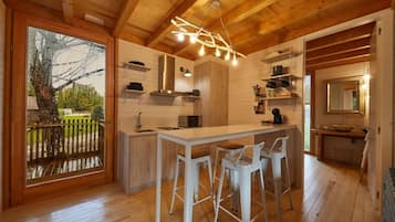 Cabaña de los Carballos | Cocina básica privada | Frigorífico grande, microondas y placa de cocina