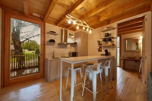 Cabaña de los Carballos | Private kitchenette | Full-size fridge, microwave, stovetop, espresso maker - HolaCamp Camino (O Pino)