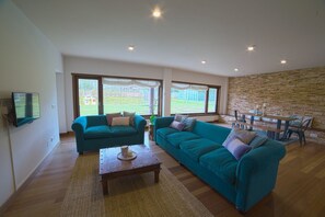 Villa Supérieure, 5 chambres (Sen Vento II) | Salle de séjour | Télévision à écran plat de 30 pouces avec chaînes numériques, télévision