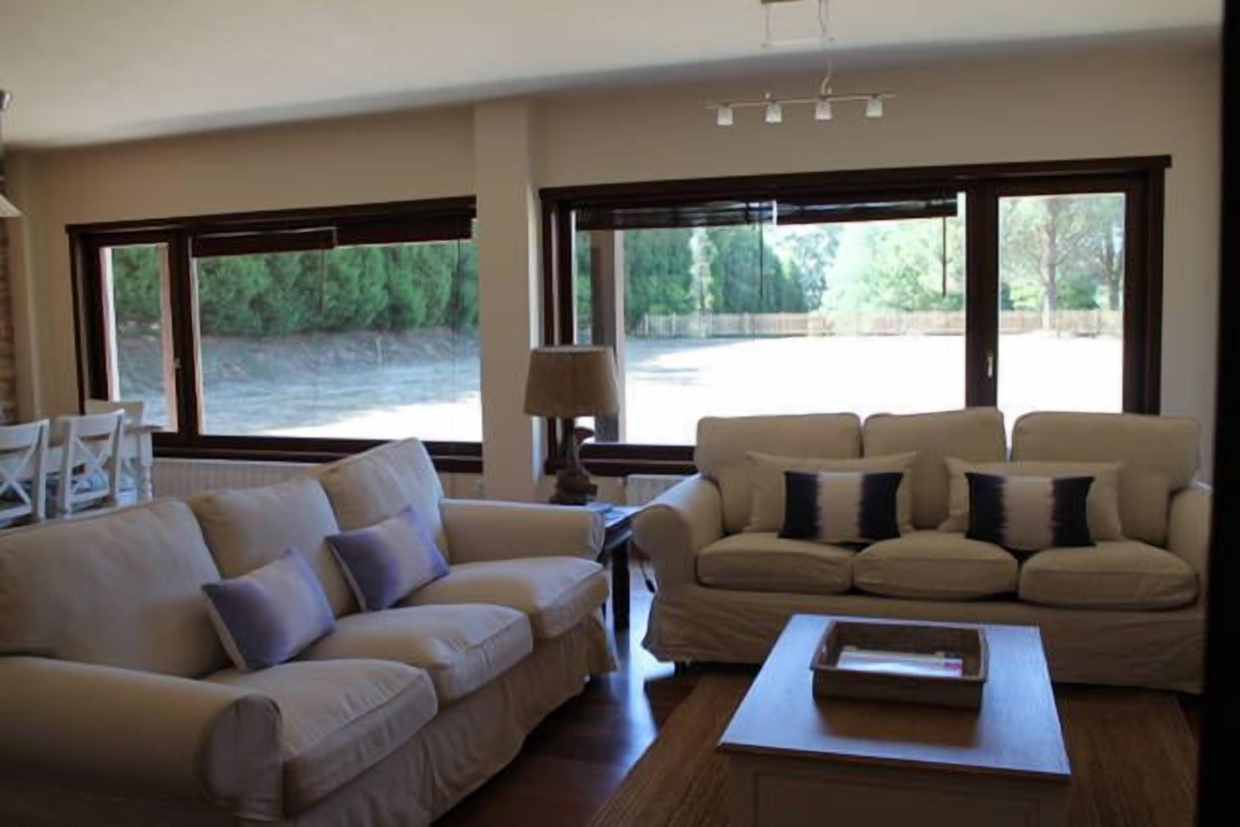 华丽别墅, 5 间卧室 | 客厅 | 30-英寸纯平电视 （配备数码频道）、电视