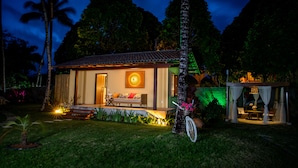 A cozy, well-lit house with a patio, a bicycle, and a small garden. - Recanto do Arraial - Pousada (Porto Seguro)