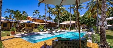 Piscina externa, guarda-sóis, espreguiçadeiras